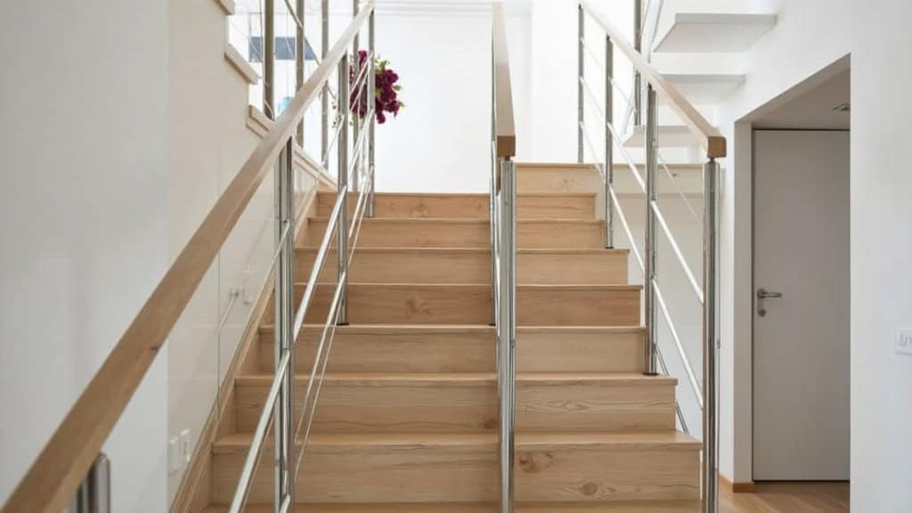 Monte-escalier tournant installé sur un escalier en bois à Branges, avec siège en acier et rail discret