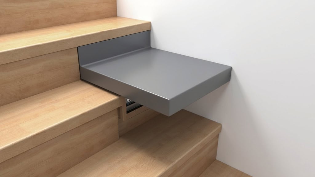 Monte-escalier à siège gris intégré dans un escalier en bois massif d