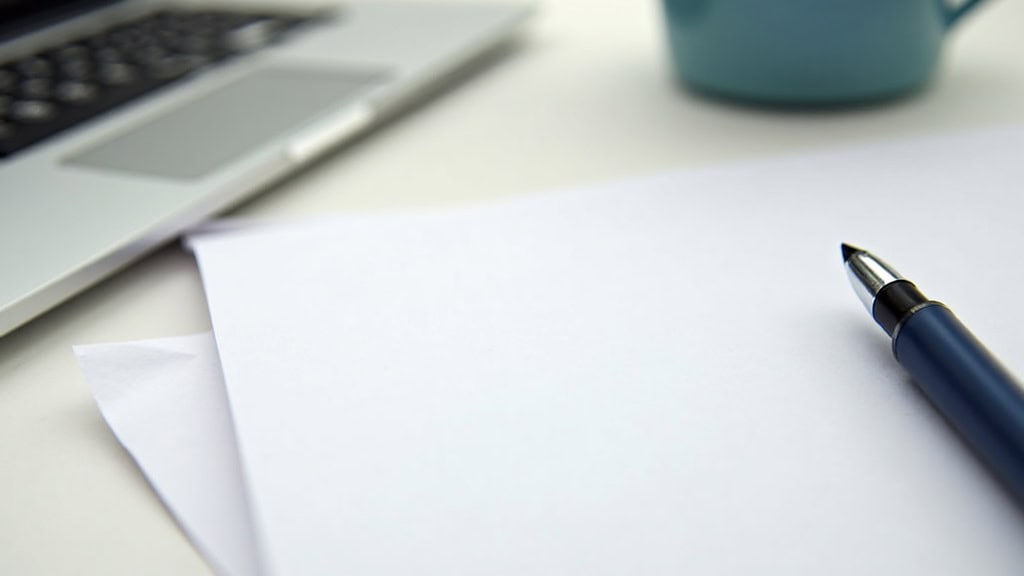 Document de demande de MaPrimeAdapt’ posé sur une table avec un stylo à Tresques