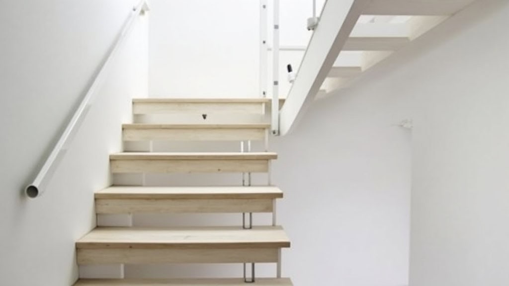Installation d’un monte-escalier tournant dans une maison à Saint-Étienne-du-Grès
