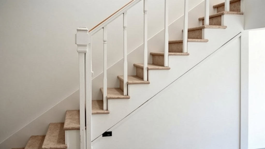 Installation d’un monte-escalier tournant dans une maison traditionnelle à Boëge
