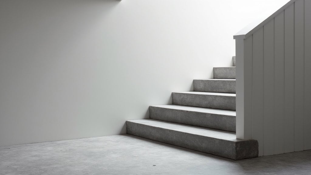 Monte-escalier installé dans un escalier étroit à Thénezay