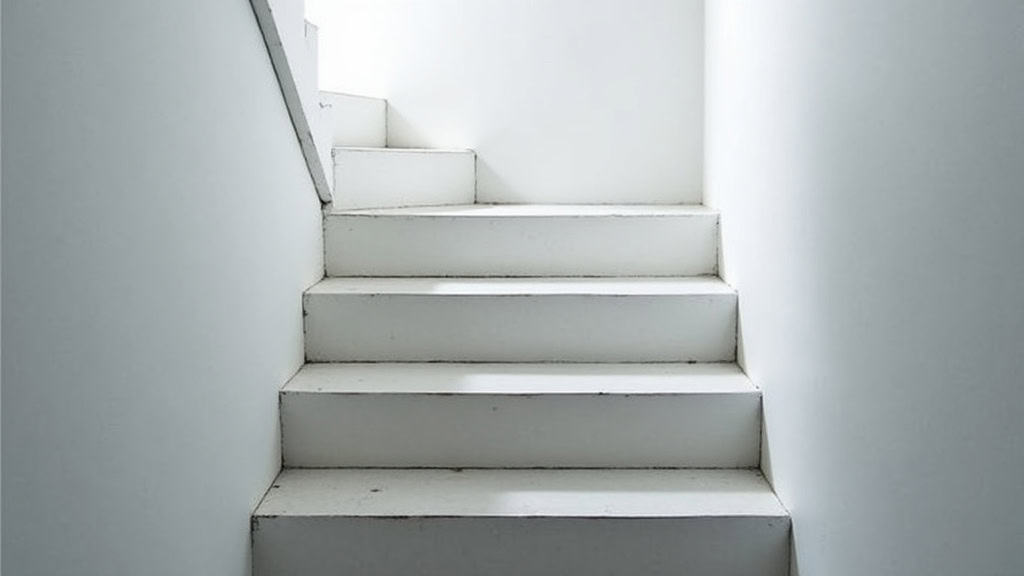 Monte-escalier installé sur un escalier très étroit à Vernoil-le-Fourrier