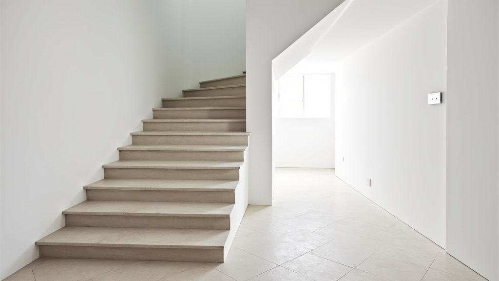 Monte-escalier replié contre le mur, laissant un passage libre dans l’escalier d’une maison à Plomelin