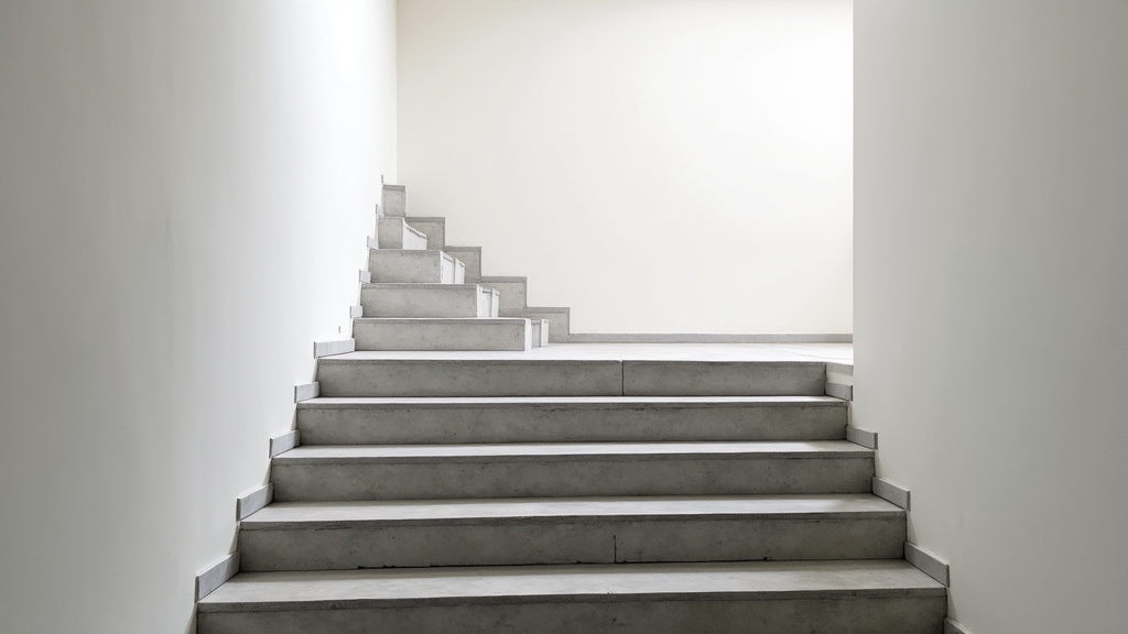 Monte-escalier replié pour laisser le passage libre dans un escalier étroit à Saint-Geniès-de-Malgoirès