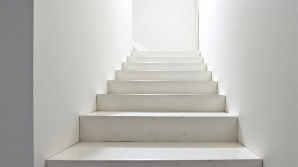 Monte-escalier tournant installé dans un escalier en colimaçon à Couffé