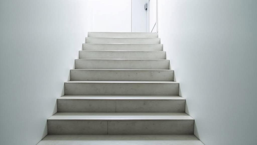 Siège de monte-escalier installé dans un escalier intérieur à Angervilliers