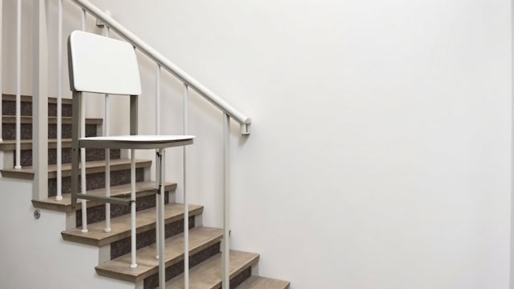 Siège monte-escalier installé sur un escalier intérieur à Eckwersheim, montrant l