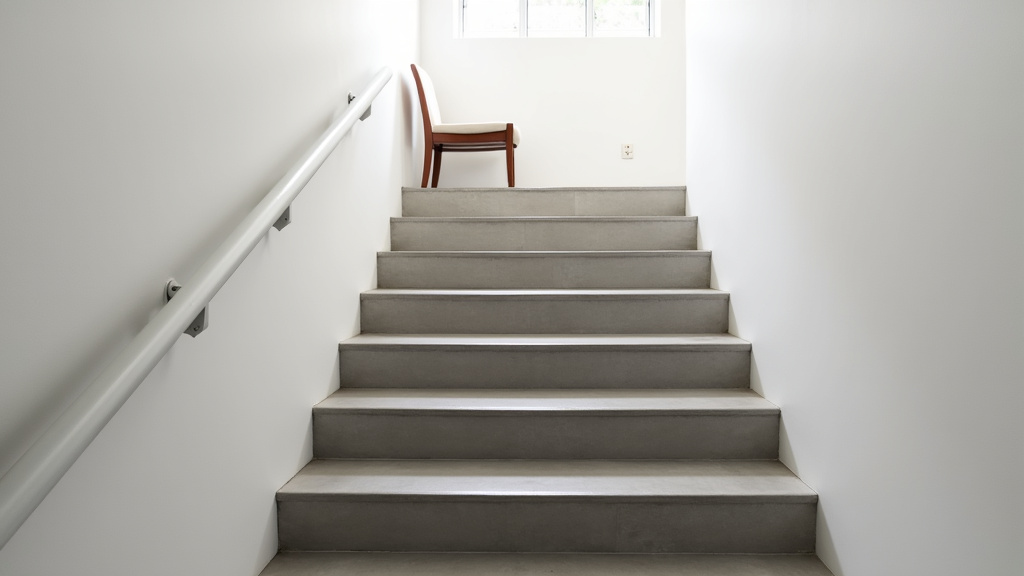 Fauteuil monte-escalier installé dans un escalier droit à Ouveillan