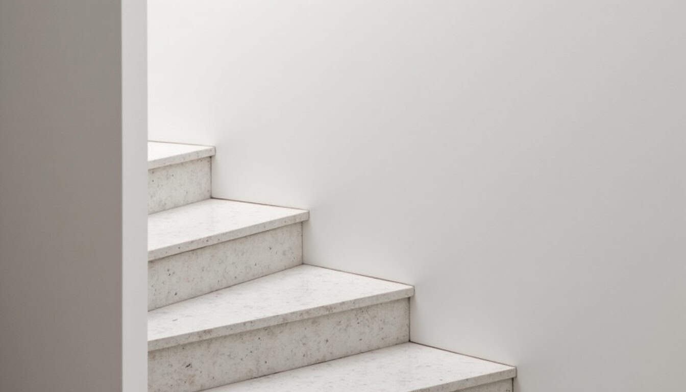Installation d’un monte-escalier intérieur sur une volée droite dans une maison à Sainte-Foy-d’Aigrefeuille