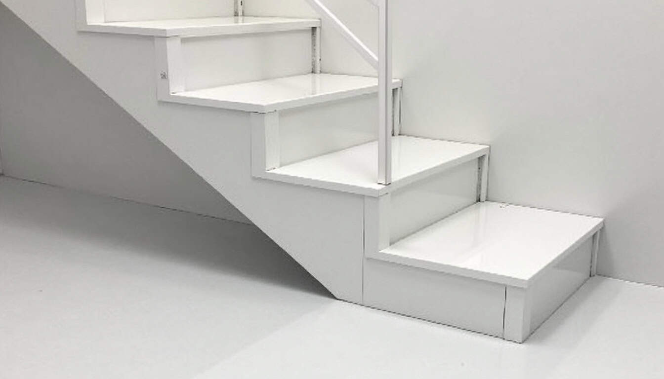 Siège de monte-escalier avec accoudoirs élargis et repose-pieds réglable, installé à Lalinde