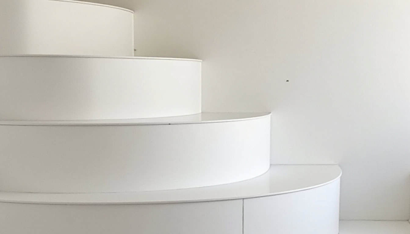 Installation d’un monte-escalier tournant dans une maison à Reynès